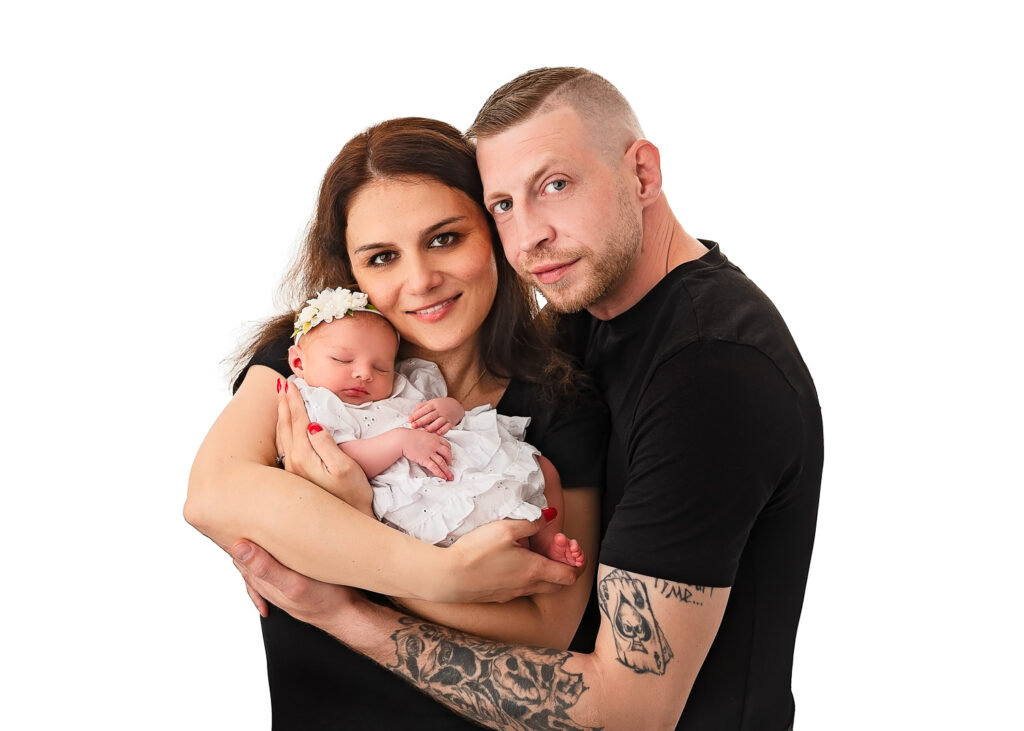 Parents posing with a newborn baby for a newborn Photographer Ola Molik Photogrpahy