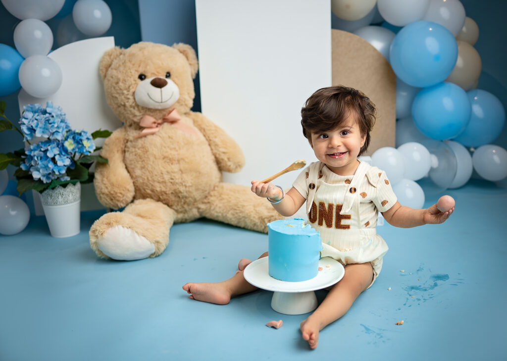 baby eating his cake during his cake smash photoshoot with Ola Molik Phtography