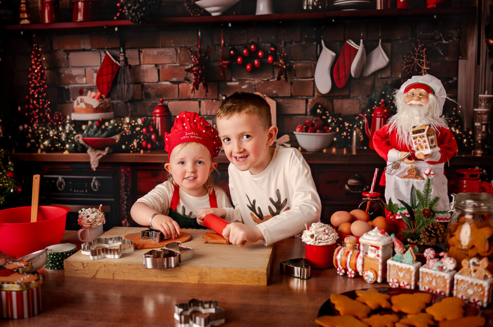 Children paying and baking ginger breads during their Christmas Mini photoshoot with Ola Molik photography