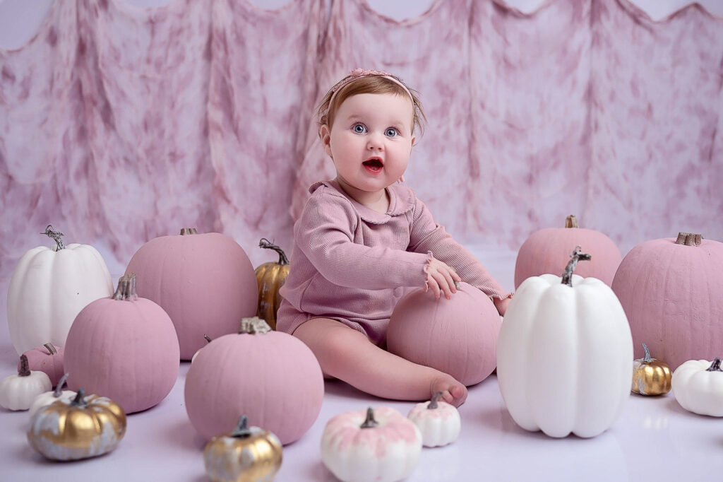 baby posing for a photographer Ola Molik Photography in Glasgow 